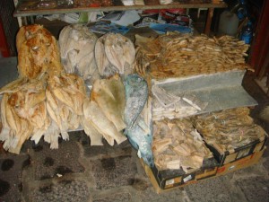 Un étal de poissons grillés dans les iles Hawaïennes