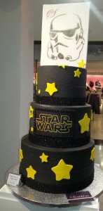 Tout fan de Star Wars serait le plus heureux devant ce gâteau d’anniversaire !