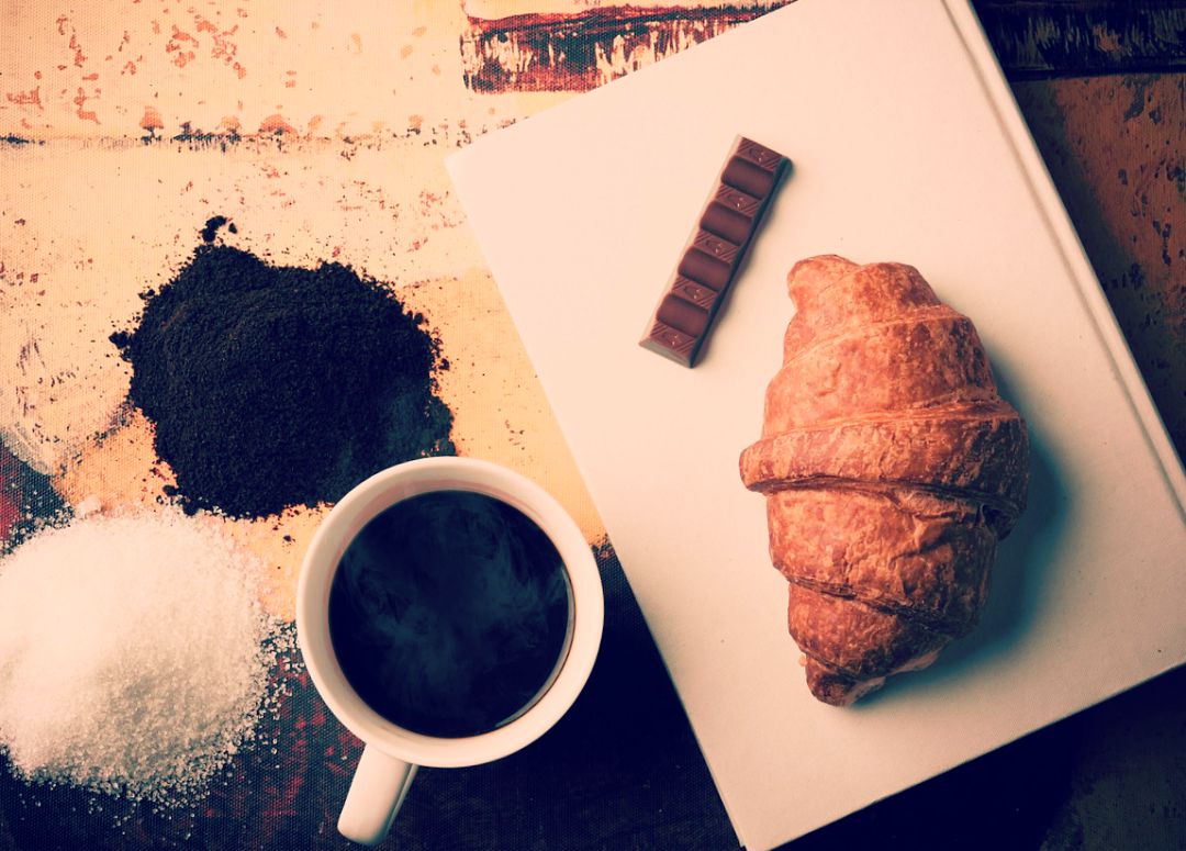 Café croissant petit déjeuné