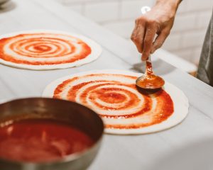 garnissage d'un pâte à pizza