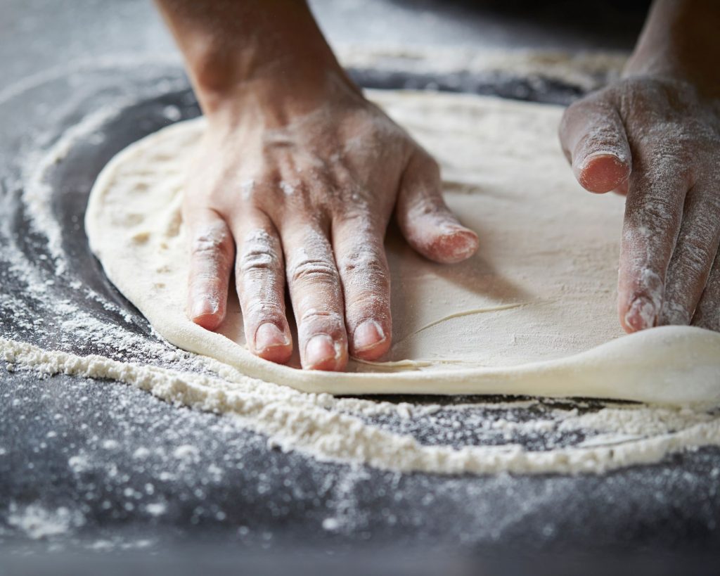 étaler sa pâte à pizza