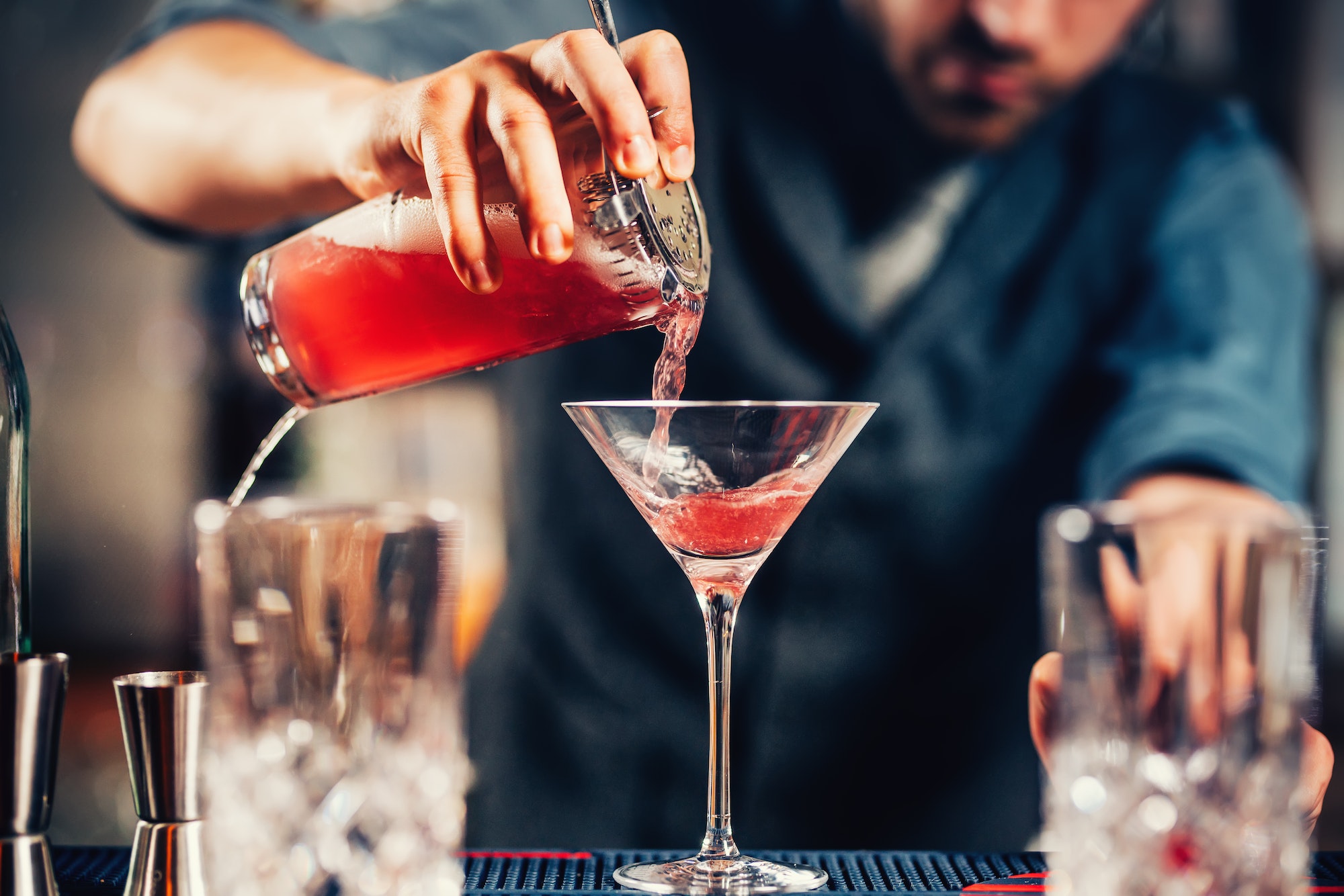 Barman réalise un cosmopolitan