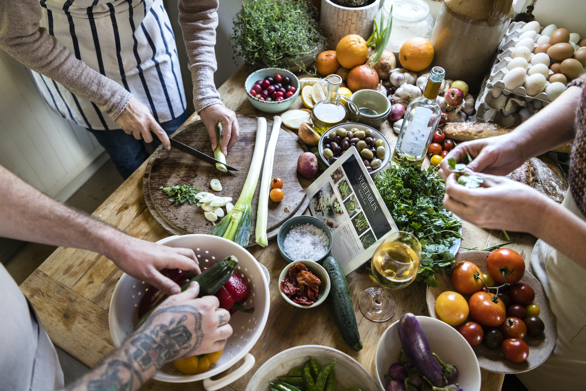 Les gens cuisinent des aliments sains dans la cuisine