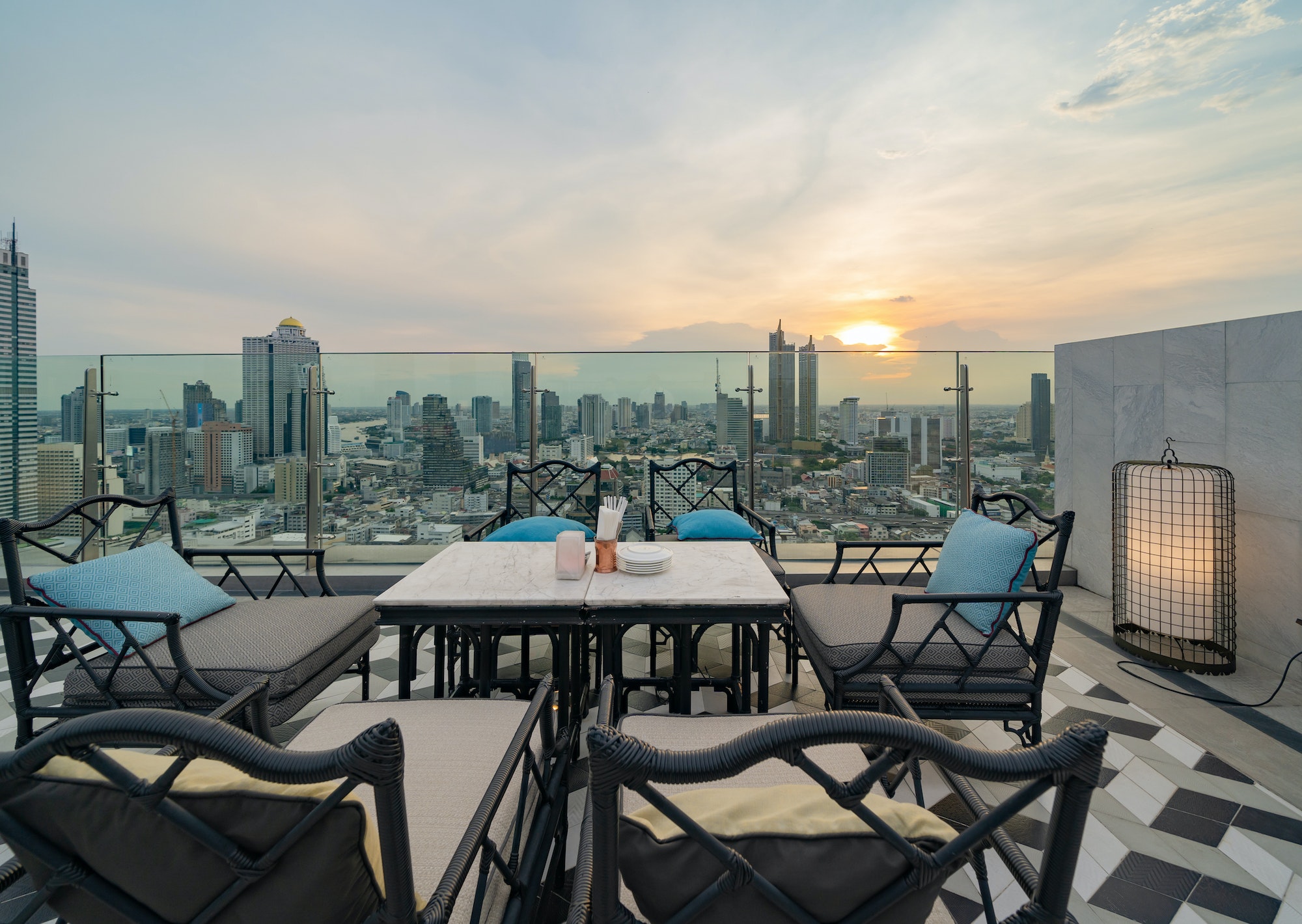 Une terrasse de restaurant ou de café-salon avec table à dîner sur le toit de l'hôtel, avec vue sur la ville