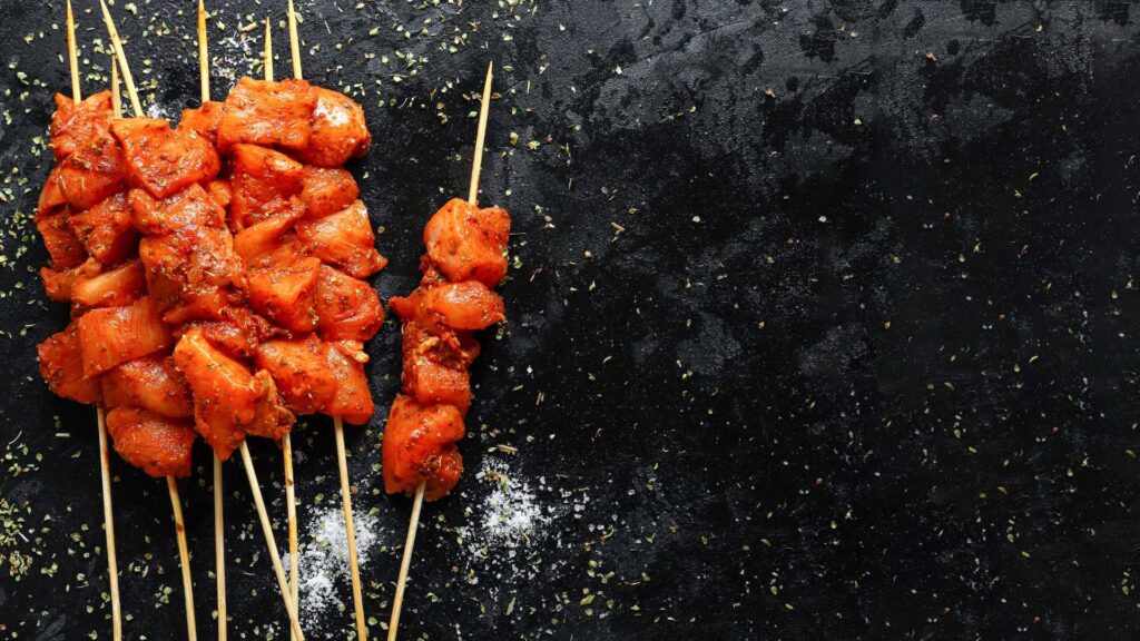 Brochettes de poulet mariné