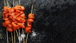 Brochettes de poulet mariné