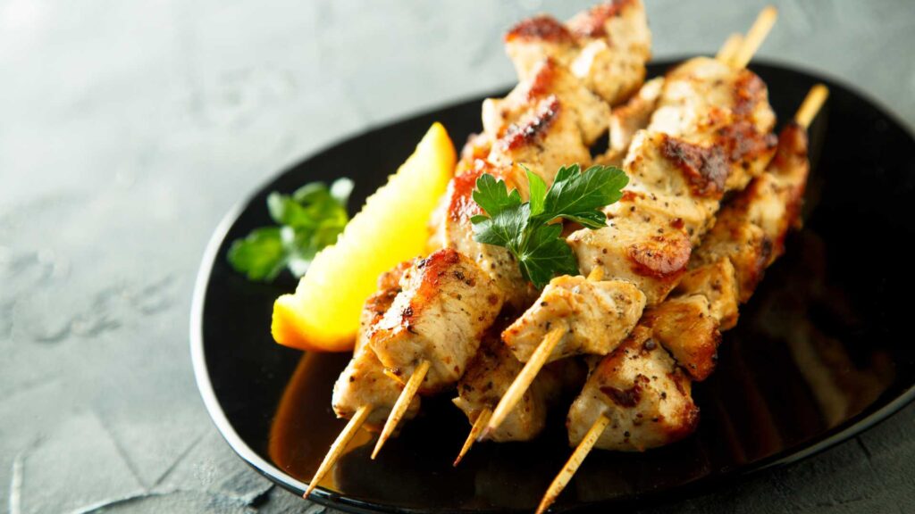 Brochettes de poulet mariné