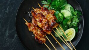 Brochettes de poulet mariné