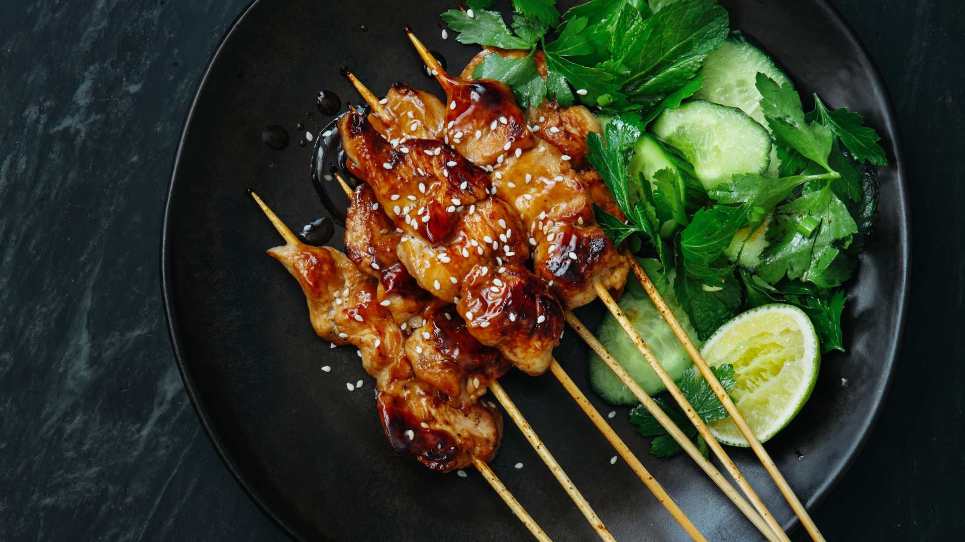Brochettes de poulet mariné