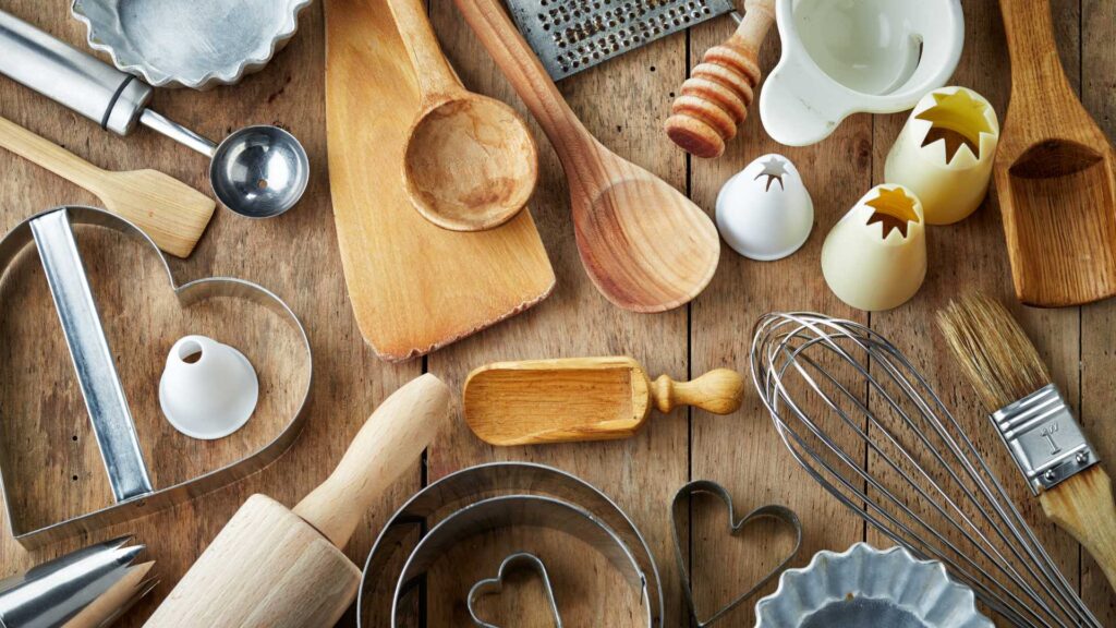 Ustensiles de cuisines éparpillé sur la table 