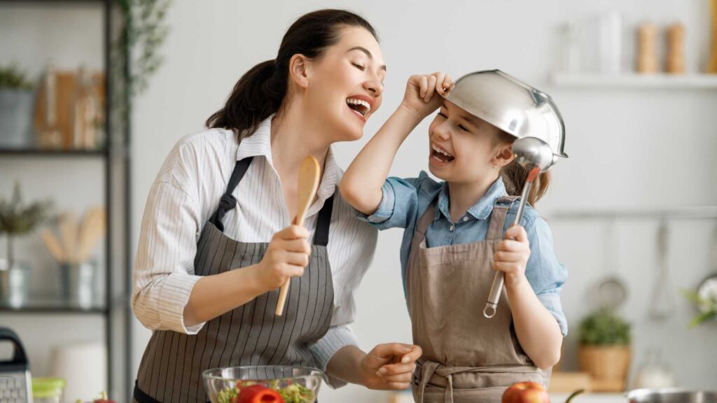 Mère et fille entrain de s'amuser en cuisinant