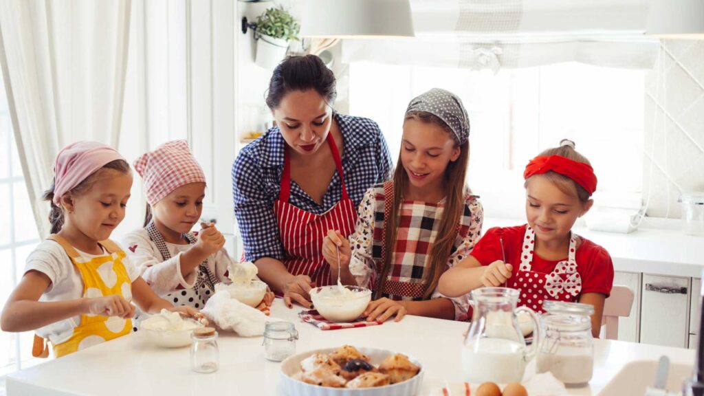 Femme avec ses enfants qui fait un atelier de cuisine