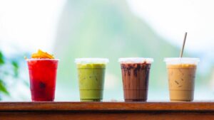 Jus de fruit et smoothie sur un comptoir