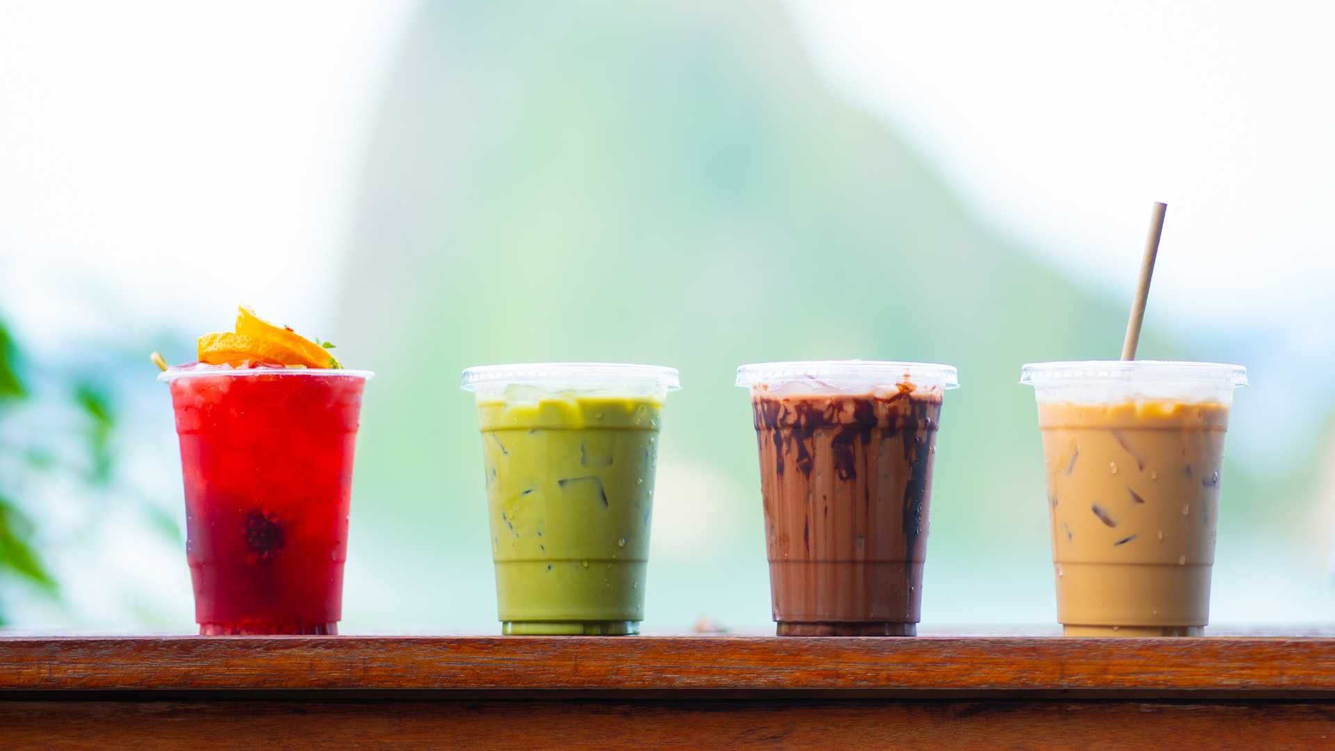 Jus de fruit et smoothie sur un comptoir
