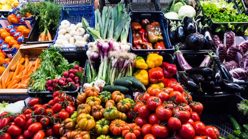 Étalage de fruits et légumes frais