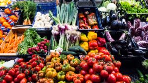 Étalage de fruits et légumes frais
