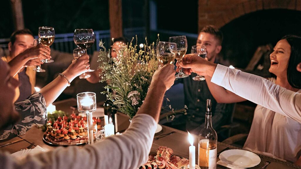 Groupe de personne entrain de dîner