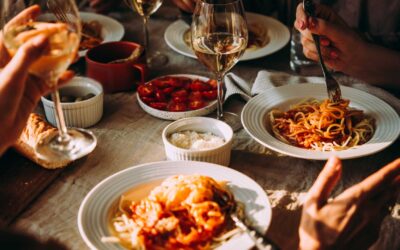 Comment organiser un dîner parfait : conseils de chefs