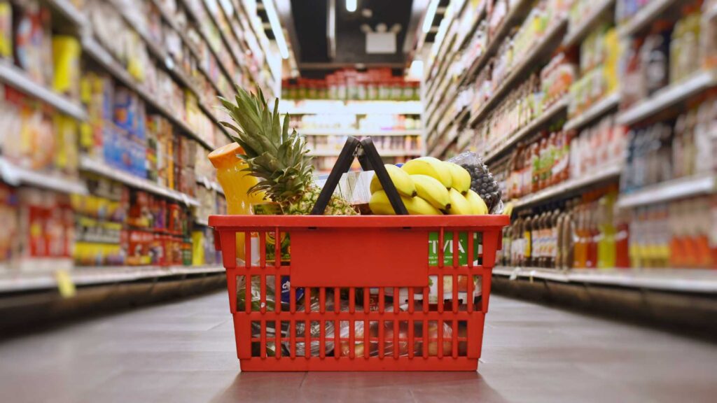 Panier de fruits et légumes dans une épicerie