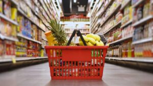 Panier de fruits et légumes dans une épicerie