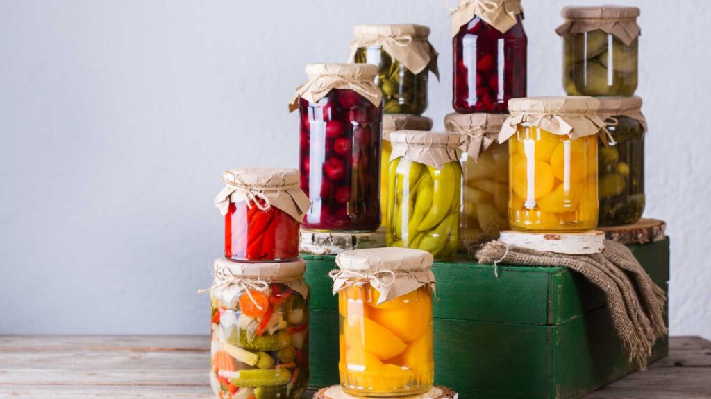 Plusieurs aliments en fermentation dans des pots