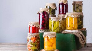 Plusieurs aliments en fermentation dans des pots