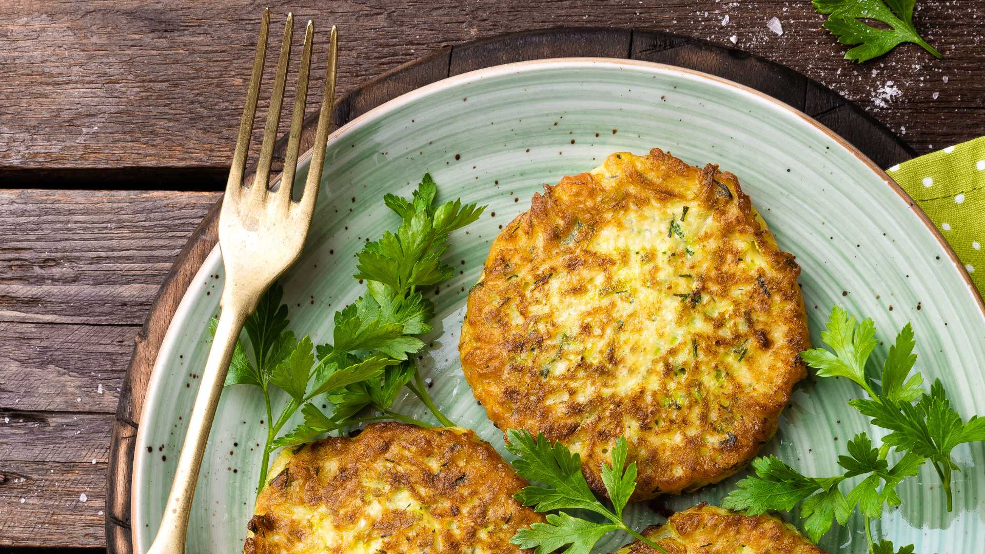 assiette avec des galettes de légumes