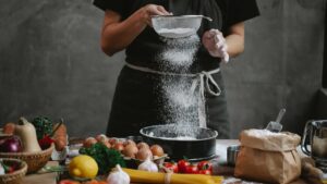 Cuisinière devant ses ingrédients entrain de cuisiner